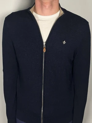 Morris helzip merinoull - Säljer en ritkigt snygg och trendig Morris helzip i 100% merinoull och i fint skick, storlek M men sitter mer åt S, vid frågor är det bara att skriva //Gramenti