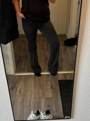 Utsvängda jeans  - Svarta utsvängda jeans 
