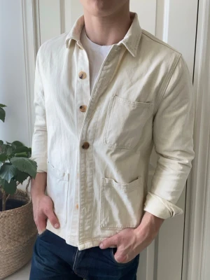 Studio total overshirt beige M  - Studio total overshirt beige M, Inga defekter förutom två små fläckar vid ena fickan! Modellen i bilderna är 180 cm 75 kg och bär Storlek M , Kom med frågor! 🌟 (Kan gå ned i pris vid köp av paket 😉) 