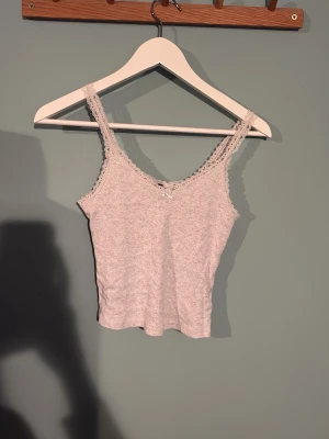 Grått spetslinnetopp med rosett - Ifrån HM