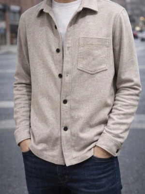 Urban Pioneers overshirt – ljusgrå/beige minimalistisk - Stilren overshirt från Urban Pioneers i ljusgrå/beige ton. Enkel och clean design med bröstficka och knappstängning – perfekt för en minimalistisk outfit.  Lättare material som funkar året runt, både som skjorta eller tunn jacka.  Regular fit – sitter avslappnat och snyggt. Perfekt till jeans, cargos eller chinos.  Riktigt clean piece för vardagen 