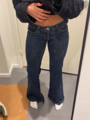 Cheap monday jeans - Så snygga och bekväma!🌸 sparsamt använda🩷 välj INTE instabox vid köp!