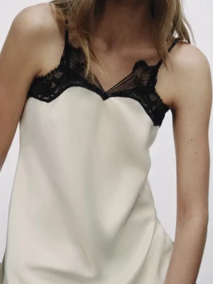 Krämfärgat nattlinne med spets - Jätte vackert linne med sååå fint blomm- spets mönster och slits på sidorna. Köpt på vinted ny med prislapp kvar för 600kr. Väldigt efterfrågad💗