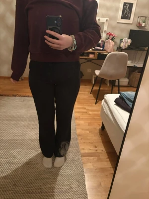 Svarta kostymbyxor med bootcut - Snygga svarta kostymbyxor med bootcut-modell.