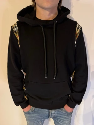 Burberry Hoodie - | Skick: 10/10 | Färg: Svart och Beige | Modell: 172cm 64kg | Vad inkluderas: Enbart Hoodien | Nypris 11 000kr |
