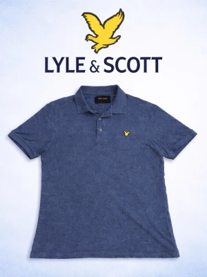 Lyle & Scott - Säljer denna supersnygga Lyle & Scott pikétröjan    I en mörkblå färg som passar till allt och speciellt nu till det varmare vädret  ☀️ och fint skick inga skador eller så på den. Priset kan snackas om om ni vill det🫣 skickas inom 24h 📦🚚 alltid.                Mått 📏 B=40cm L=65cm. 