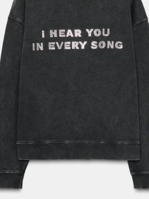 Mörkgrå sweatshirt med text - Cool mörkgrå sweatshirt med text skriven i silvriga stenar strl S. Använd en gång