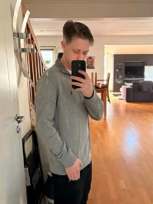 Grå halvzip tröja från Polo Ralph Lauren - Tja! Säljer en stilren grå halvzip tröja från Polo Ralph Lauren med klassisk broderad logga på bröstet. Säljs eftersom den är för stor för mig, jag är 171. Storlek S. Nypris ca 2000kr tvivla inte på att höra av er vid minsta lilla! Mvh