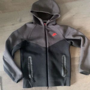 Nike tech - Svart-grå nike tech i storlek S. nypris ligger på 1500+, utmärkt skick, inga defekter, använd endast ett fåtal gånger. 