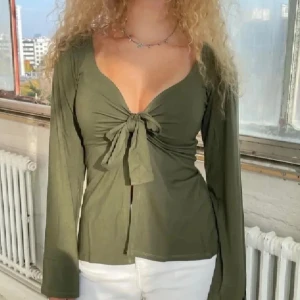 Topp med knyt från designbysi  - Superfin khakigrön långärmad topp från designbysi! 