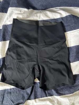 Stronger träningsshorts - Helt nya och oanvända träningsshorts från stronger. Säljer pga att de inte passar mig tyvärr. De är ”anti slip” i midjan så de håller upp bra och ingen söm där fram!😊 Skriv om ni har fler frågor!