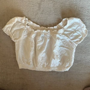 Vit crop top från H&M divided - Fin liten topp från H&M. Stl 34. Använd några gånger. 