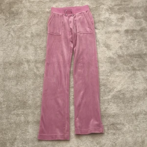 Juciy byxor - Dessa juciy couture byxor är i en härlig rosa färg. De är i ett väldigt bra skick då de bara används ett par få gånger! Inga skador och ser ut som nya. Storlek är xxs. De passar dig som är 150-160 cm lång! De har inte används på ett tag. 