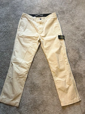 Stone Island byxor - Säljer chinos från Stone Island. Väldigt stilrena och passar till både casual och mer uppklätt. Byxorna är i bra skick, inga större slitningar. Klassisk passform och riktigt bra kvalitet. Har kvar certilogo-tag (QR-kod) som kan scannas för att verifiera autenticitet.