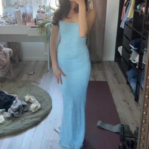 Ljusblå klänning - Säljer en ljusblå långklänning med smala axelband i storlek XS. Klänningen är från shein men är helt ny och oanvänd! Klänningen kostar just nu 256kr på shein men säljer den för 180. 💗