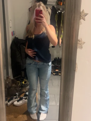 Ljusblå lowwaist bootcut jeans  - Säljer ett par snygga ljusblå bootcut jeans från Gina tricot 14+ med broderade bakfickor. Jeansen har låg midja. (Typ aldrig använda )