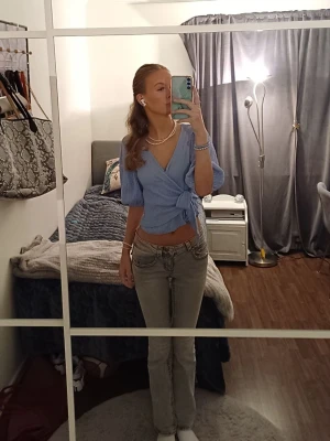 Blå omlottopp med puffärm - Söt ljusblå omlottopp med puffärmar och knyt i midjan. Toppen har v-ringning och är croppad vilket ger en trendig look. Perfekt nu till sommaren, skriv för mer bilder, skriv om ni har frågor ❤️ priset går att diskutera ❤️Storlek M men passar även S för jag brukar ha S ❤️