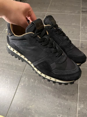 Valentino Rockrunners  - Väldigt fint skick! Inga defekter. Storlek 41 kan passa större. Självklart äkta! Endast skor medföljer. Snabb affär=bättre pris! 