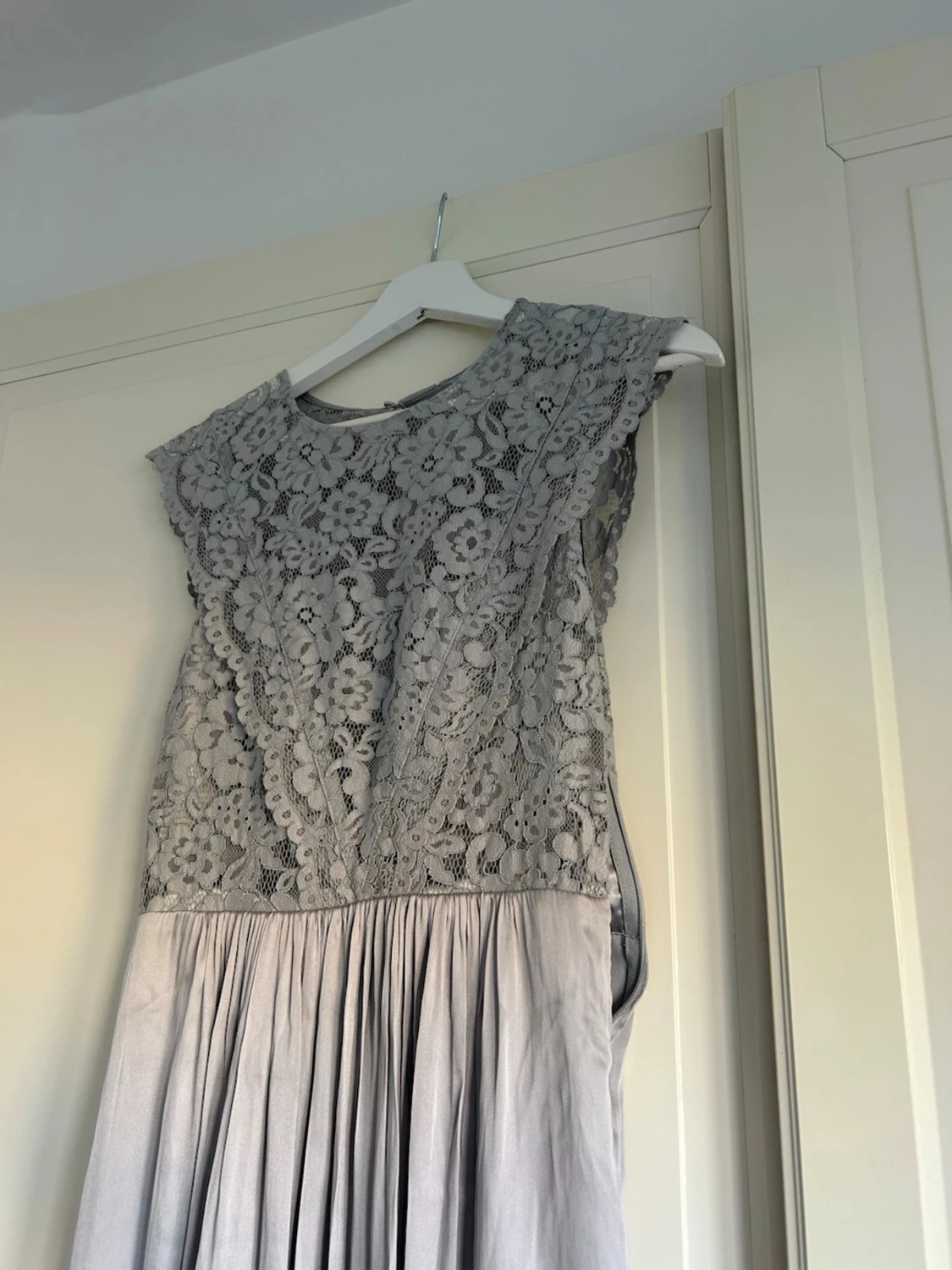 Ljusgrå långklänning med spets - 1