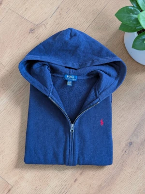 Marinblå Ralph Lauren zip hoodie  - Fint skick! Passar ca 170 cm 