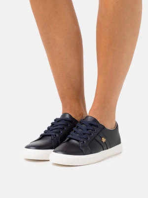 Mörkblå sneakers från Ralph Lauren - Snygga mörkblå sneakers från Ralph Lauren med klassisk låg profil och vit sula. Skorna har matchande mörkblå snören och en guldfärgad RL-logga på sidan. Tillverkade i slätt läder för en clean och stilren look.