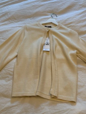 Kofta  - Prislapp kvar, ej använd 