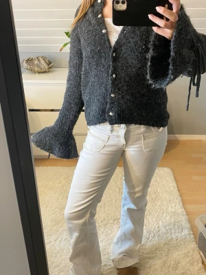 Grå fin stickad kofta - Säljer denna jätte fina stickade koftan, använd två gånger, nypris 600kr💕