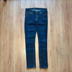 Nudie jeans - Tjena, säljer dessa snygga Nudie jeans i mycket bra skick. Storlek 29/32. Riktigt schysst färg och passform. Vid fråga är det bara att höra av sig. 