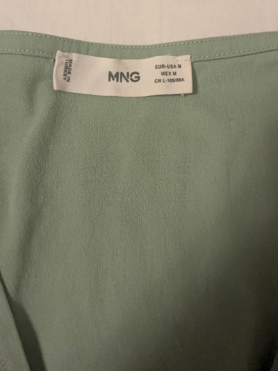 Ljusgrön topp med knutdetalj - 4