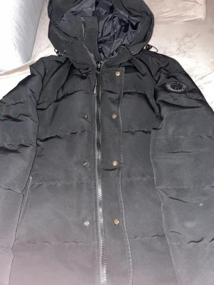 Svart dunjacka från Canada Goose - Säljer en svart dunjacka från Canada Goose. Jackans dragkedja på fickorna har gått sönder därav sänkt pris, men allt annat funkar normalt. Pris kan diskuteras vid snabb och smidig affär 