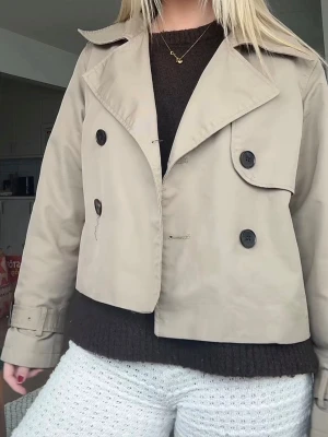 Trenchcoat  - Jätte fin trenchcoat till våran. I nyskick från hm. Skriv för fler bilder😁