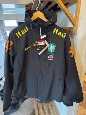 Brasilien Windbreaker - Aldrig använd då den va för liten. Riktigt fet windbreaker med tags kvar. Kom dm för mer info. 