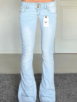 Lågmidjade jeans - Midjemått: 38cm rakt över, innerbenslängd: 79cm 💗Köpta på plick, säljer då de var för stora!