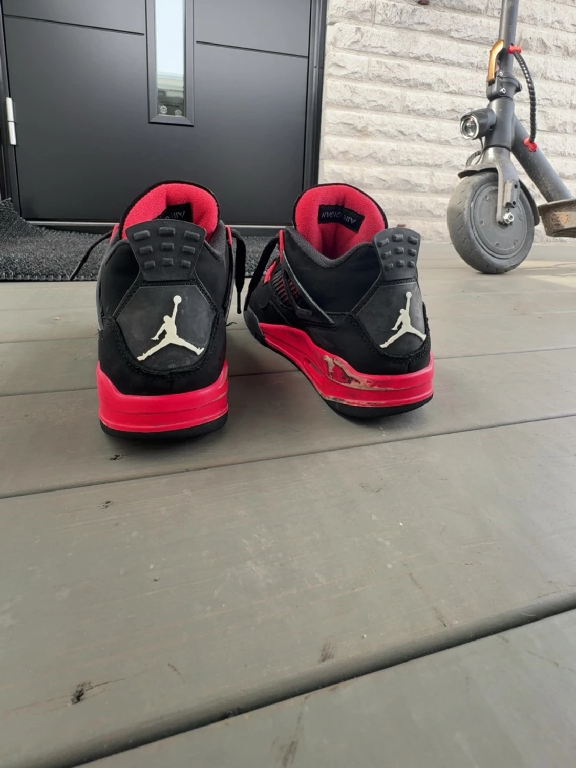 Svarta och röda Air Jordan 4 sneakers - 2