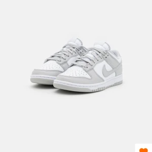 Nike dunks - Färgen är white/grey frog. Tecken på användning.