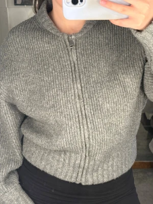 Grå ribbstickad ziptröja - Super söt kofta från Zara. Används inte mer. Säljs även inte längre på Zara 🤍 Passar även Xs/34 S/36 