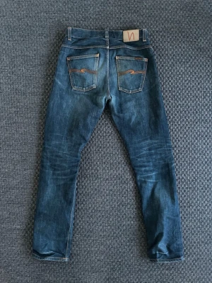 Vintage Nudie jeans Fearless Freddie (Dry aged Selvedge) - Säljer nu dessa sjukt snygga Japanese Dry aged selvedge nudie jeans! En otroligt snygg patina som även går att jobba mer på för dessa till 1 of 1 jeans och är verkligen ett måste i garderoben 😊 Storlek W31 L34! Skriv vid funderingar 🤝📲
