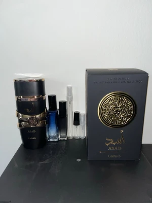 Lattafa asad—Sample, pris i beskrivning - 1ml:5kr 2ml:10kr 3ml:15kr 5ml:25kr 10ml:50kr 20ml:100kr Lattafa asad—Sample. Prova doften innan du köper hela flaskan! Lattafa asad är en god,kryddig varm doft!