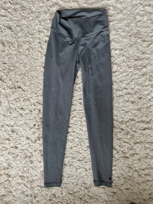 Träningstights - Jättefina träningstights med scrunch, bekvämt material. Köpt second hand och kommer ej till användning.
