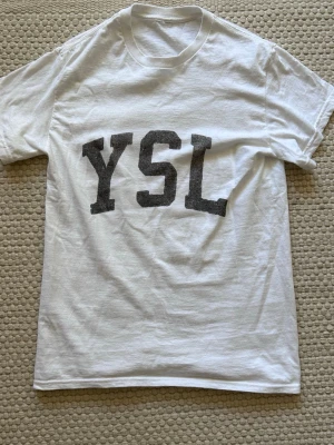 YSL t shirt - Hej och välkommen till liljestrands nu säljer vi en YSL t shirt osäker på äktehet därav pris storlek S perfekt för sommaren,kom med frågor osv mvh liljestrand