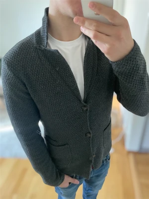 Mörkgrå stickad cardigan med knappar - Riktigt fet, skick 9/10 skriv vid frågor eller funderingar!