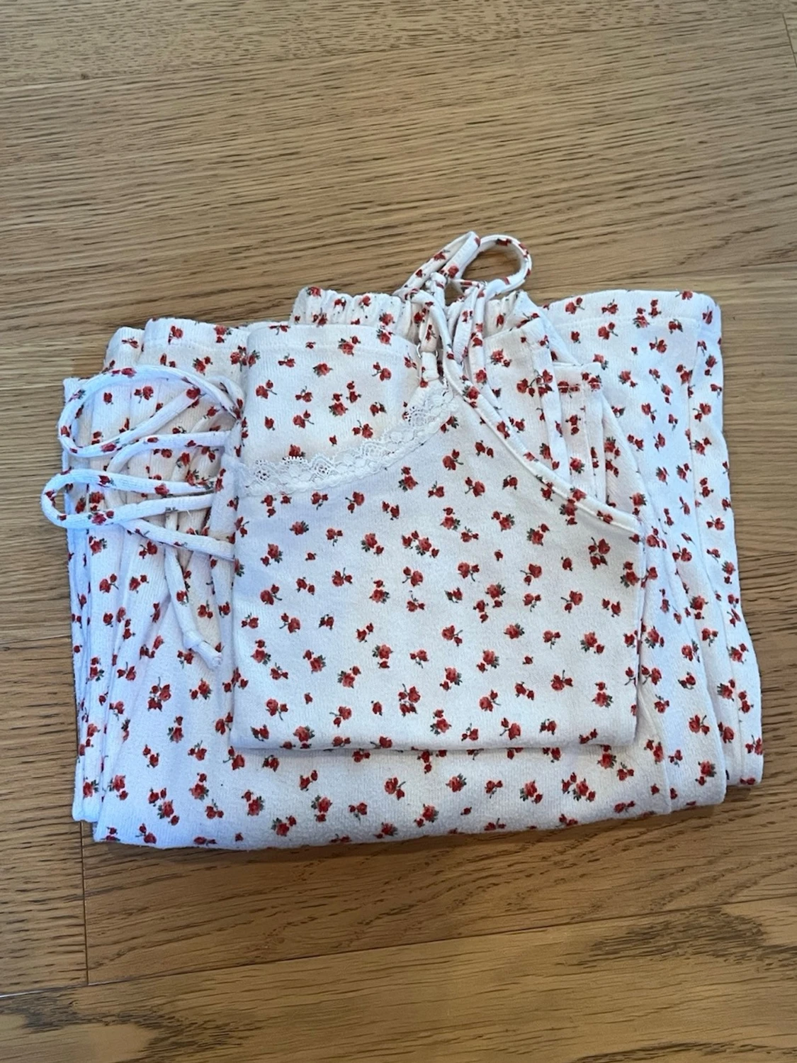 Vit pyjamas med röda blommor - 1