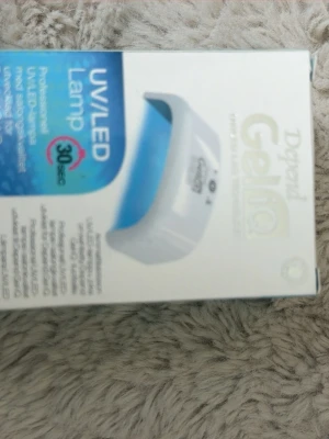 Depend Gel iQ UV/LED Lampa - UV/LED-lampa från Depend Gel iQ för härdning av gelnagellack. Aldrig använt! Lampan är vit med blå insida och har en timer på 30 sekunder. Perfekt för att fixa snygga naglar hemma. Kommer i originalförpackning.