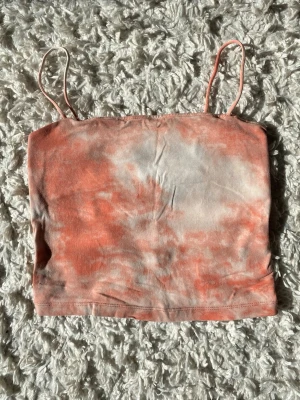 Snygg crop top - Sitter jättefint, perfekt nu till sommaren! 🌞 