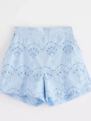 Ljusblå broderade shorts - Säljer ett par ljusblå shorts med broderat mönster i blå toner. Shortsen är högmidjade och har ett unikt, genombrutet broderi som ger en luftig känsla. Perfekta för varma dagar och ger en söt och trendig look.