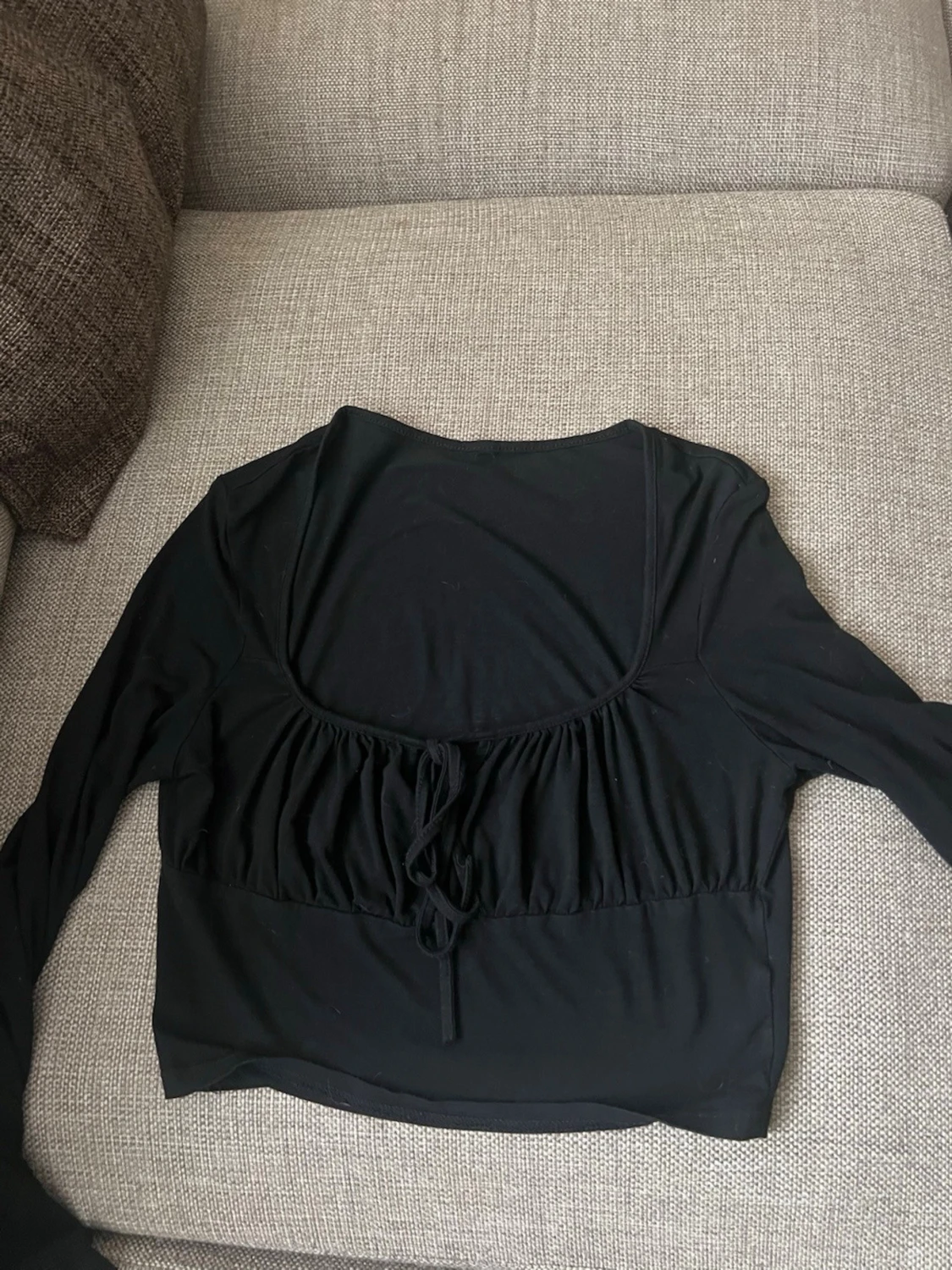 Svart långärmad crop top med knyt