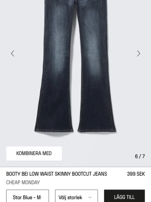 Bootcut jeans från Cheap Monday - Mörkblå bootcut jeans med låg midja och skinny passform från Cheap Monday. Jeansen har klassiska fem fickor, slitningar och en gul logolapp bak i midjan. Tillverkade i stretchigt denim för en bekväm känsla.