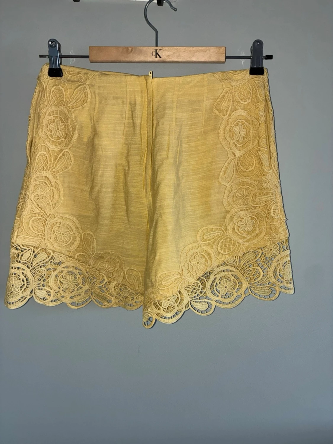 Gula shorts med spetsdetaljer - 2