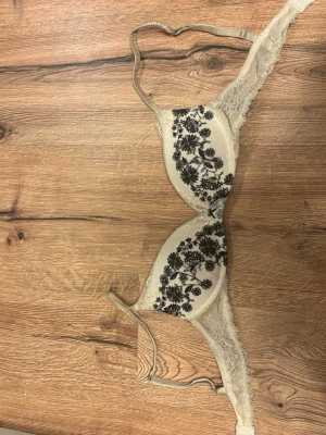 Intimissimi bh - Lite missfärgad på banden, men borde nog gå o fixa med vanish