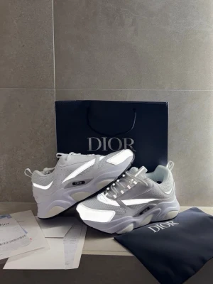 Vita skor - Vita skor i storlek 43